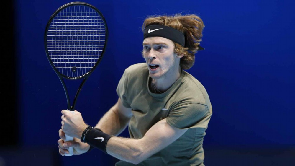 在他缺席的 在他缺席的